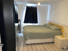 room with share bathroom Near train line